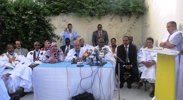 ضاقت المقاعد الخلفية عن رؤساء أحزاب الأغلبية فلجأ بعضهم إلى المقاعد المخصصة للصحافة (الأخبار)