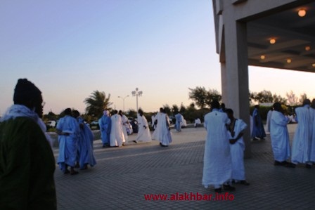 الجماهير حضرت بكثرة ، لكن بعضها فضل البقاء في الخارج وتبادل الأحدايث الثنائية (الأخبار)
