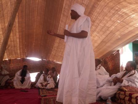 والي الحوض الغربي الشيخ ولد عبد الله متحدثا إلى السكان (الأخبار)