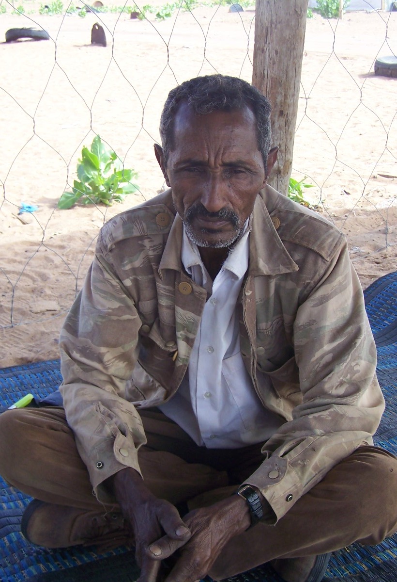 أحمد ولد الوافي يحلم بتدخل محلي ودولي لمساعدته  في حي فقير بدمينة "ازويرات" في الشمال الموريتاني (تصوير الأخبار)
