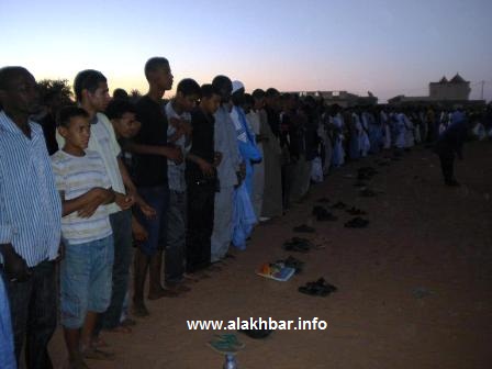 العمال أدوا صلاة المغرب في الساحة (الأخبار - خاص)