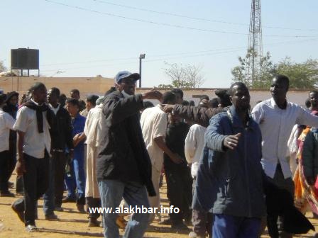 العمال أثناء مواجهات تحرير ساحة الاحتجاج في حي الحرس (الأخبار - خاص)