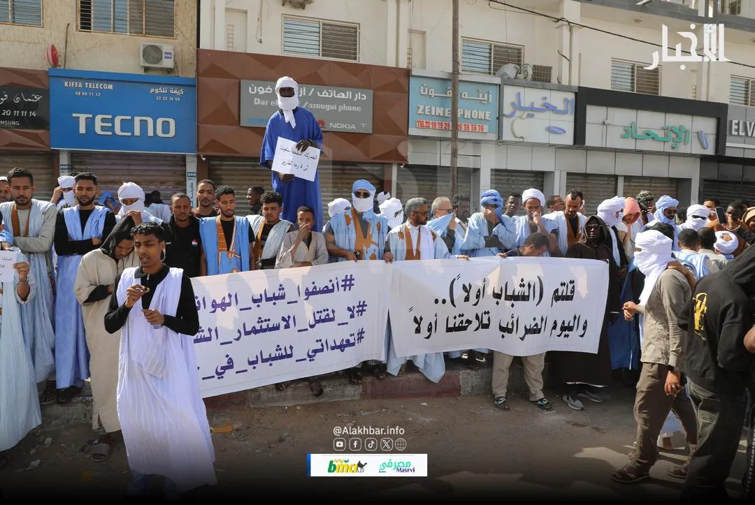 "جمركة الهواتف" تثير الجدل.. إضراب جزئي واحتجاجات متزامنة ونفي حكومي