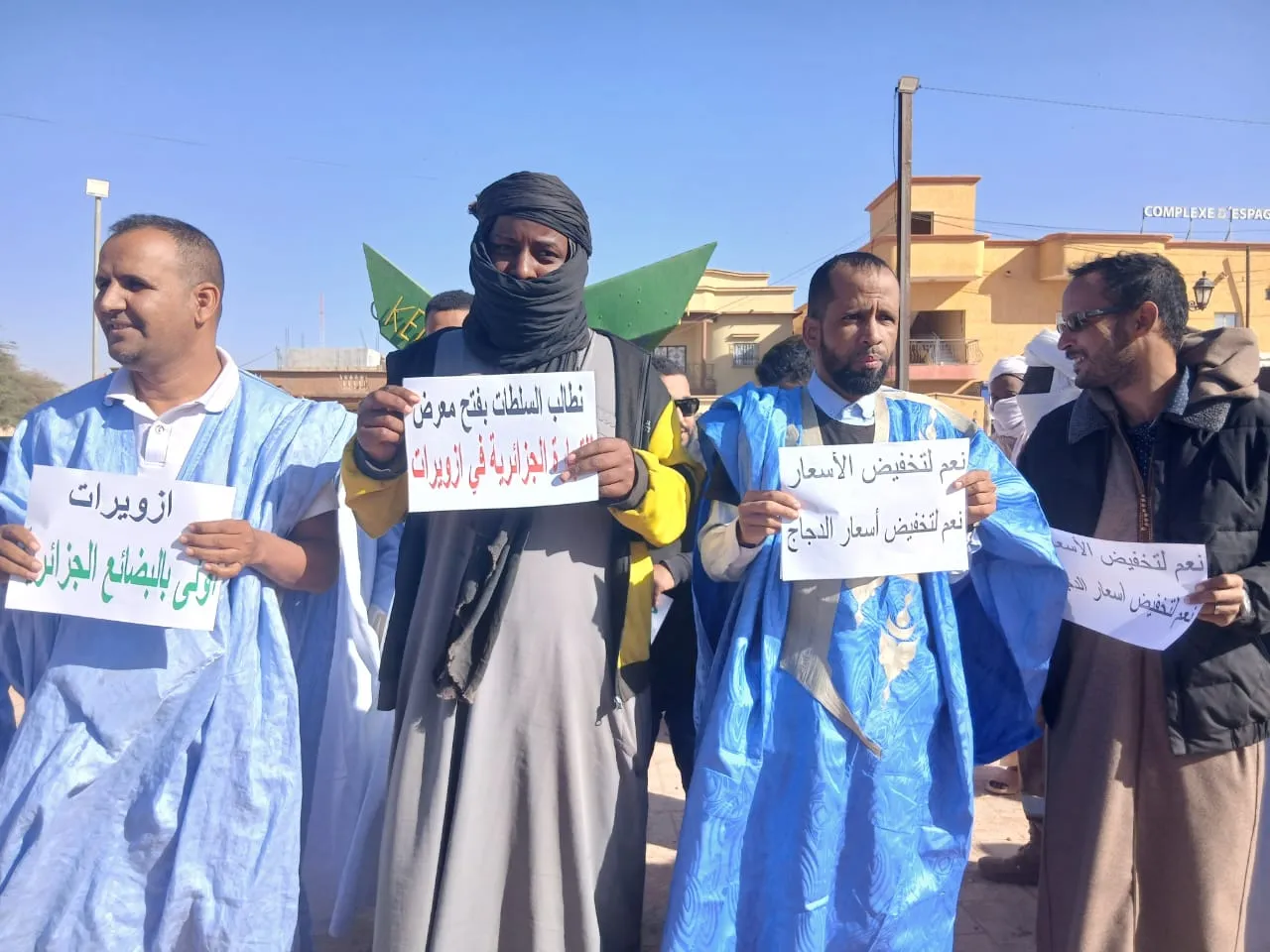 وقفة احتجاجية بالزويرات للمطالبة بخفض الأسعار ومنع المضاربات