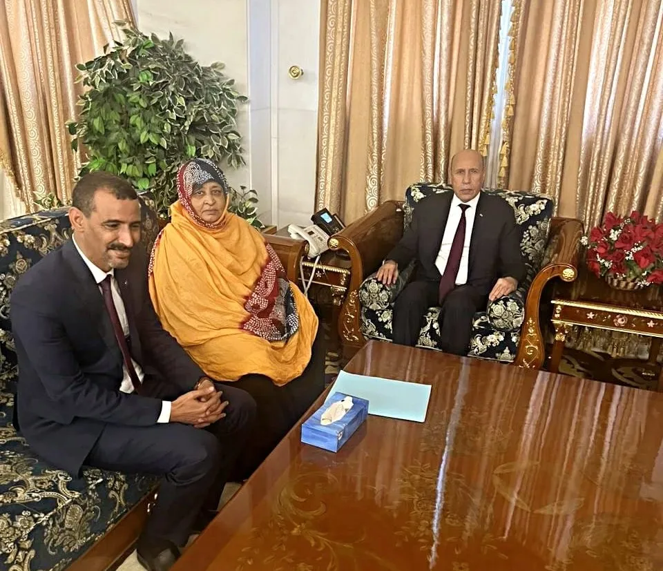 غزواني يستقبل أسرة الصحفي إسحاق ولجنة التنسيق في قضيته