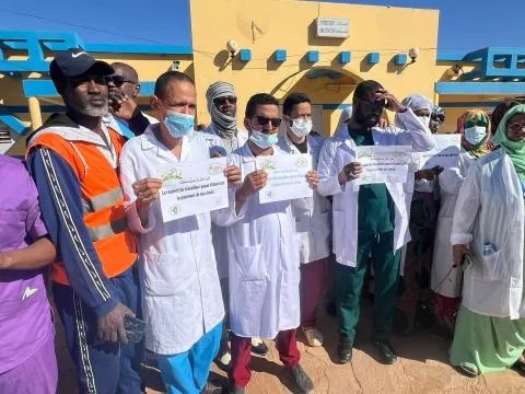 عمال مستشفى الزويرات يحتجون ويتوقفون جزئيا عن العمل