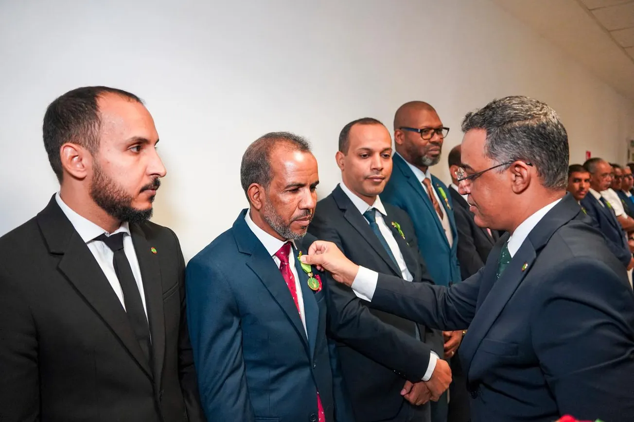 وزير الصحة يوشح أطباء وممرضين وموظفين بالقطاع