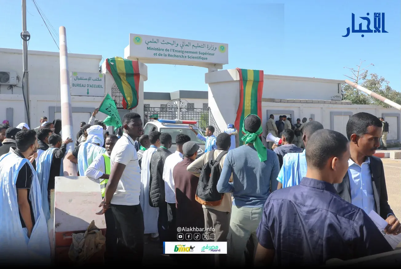 احتجاجات طلابية أمام وزارة التعليم العالي رفضا لمعايير المنح