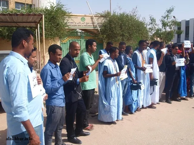 عمال القنوات الخصوصية يحتجون ضد وقف بثها