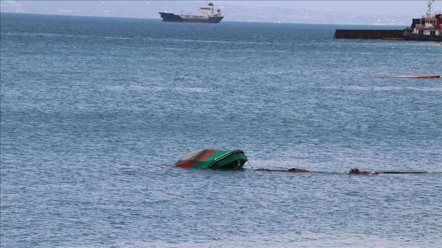 خفر السواحل يُنقذ ثلاثة بحارة غرق زورقهم بخليج النجمة