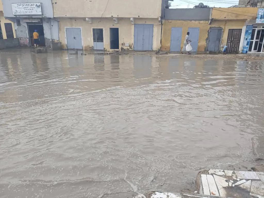 مياه الأمطار تعيق حركية نواذيبو وتخلف خسائر في أسواقها