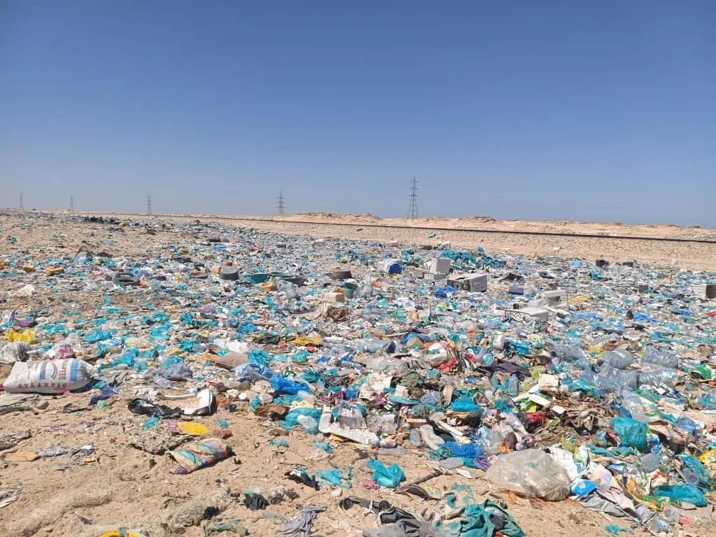 القمامة تضاعف معاناة سكان العديد من أحياء نواذيبو (صور)