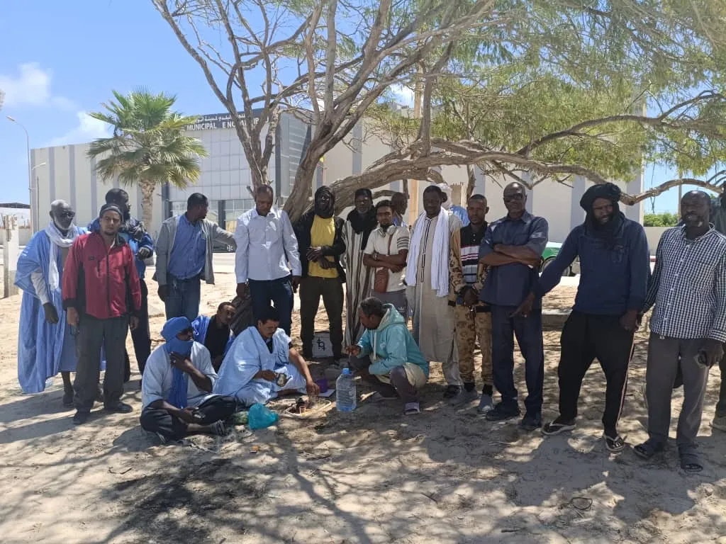 سائقو سيارات الأجرة بنواذيبو يحتجون لفرض الطلاء