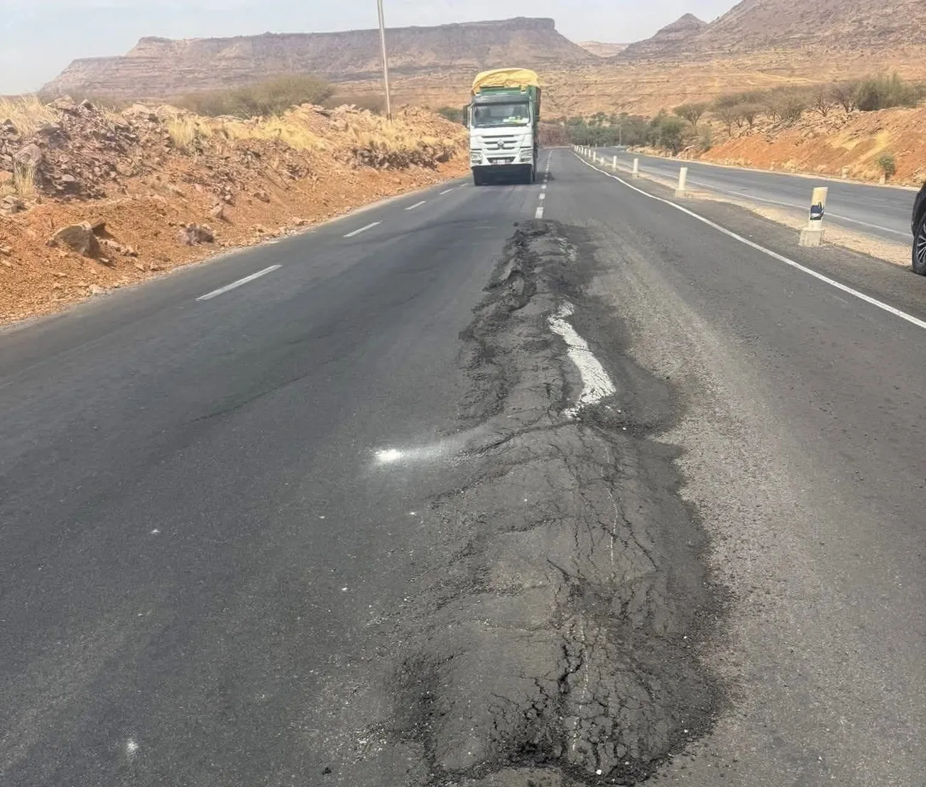 وزارة التجهيز: الحمولة الزائدة وراء تشققات ممر جوك والمقاول ملزم بإصلاحه