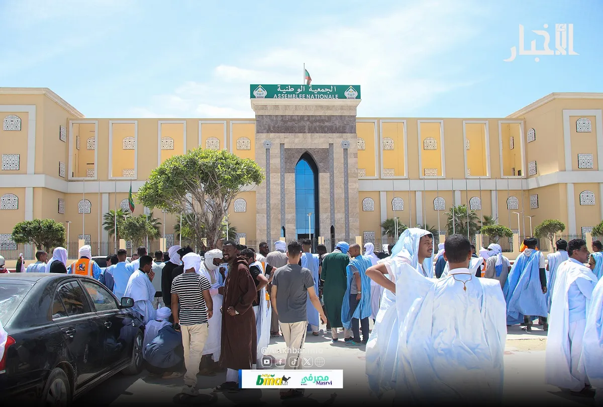 وقفة احتجاجية أمام البرلمان رفضا للضرائب على الهواتف