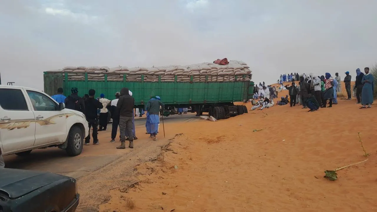 إغلاق طريق الأمل منذ ساعات بسبب سقوط شاحنة