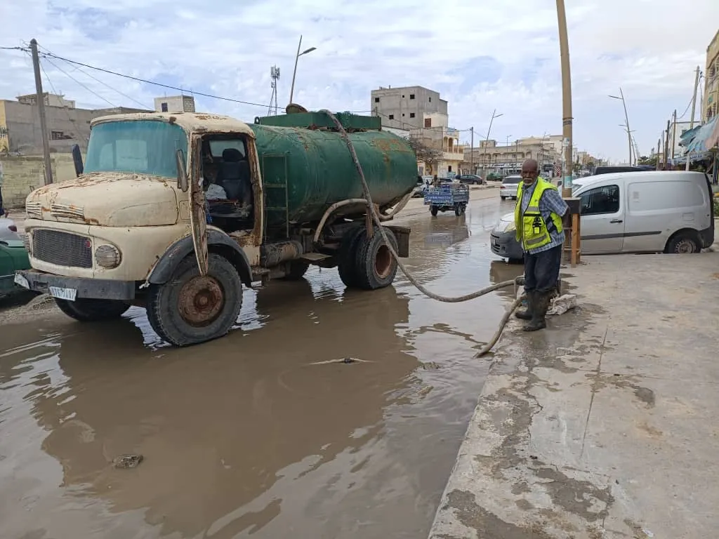 بدء عمليات شفط مياه الأمطار من شوارع نواذيبو