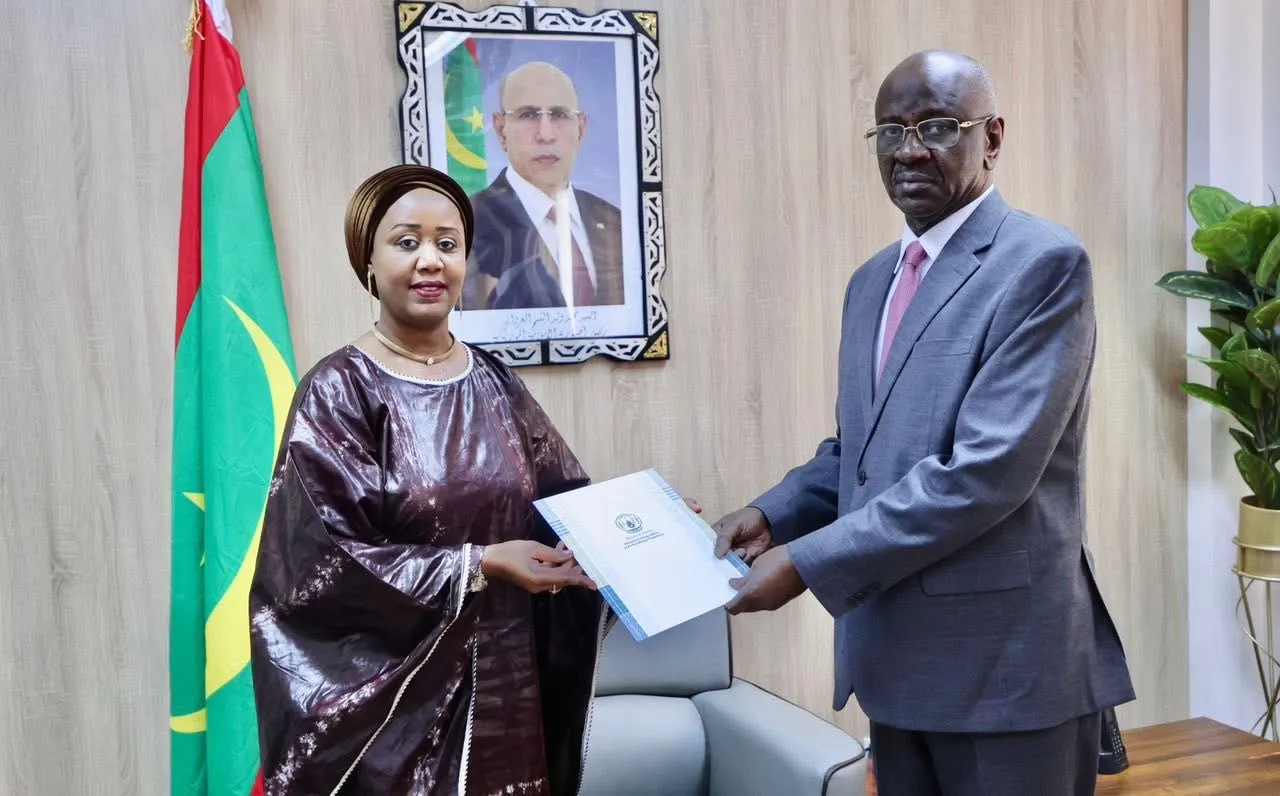 وزير الخارجية يتسلم نسخة من أوراق اعتماد سفيرة أنغولا
