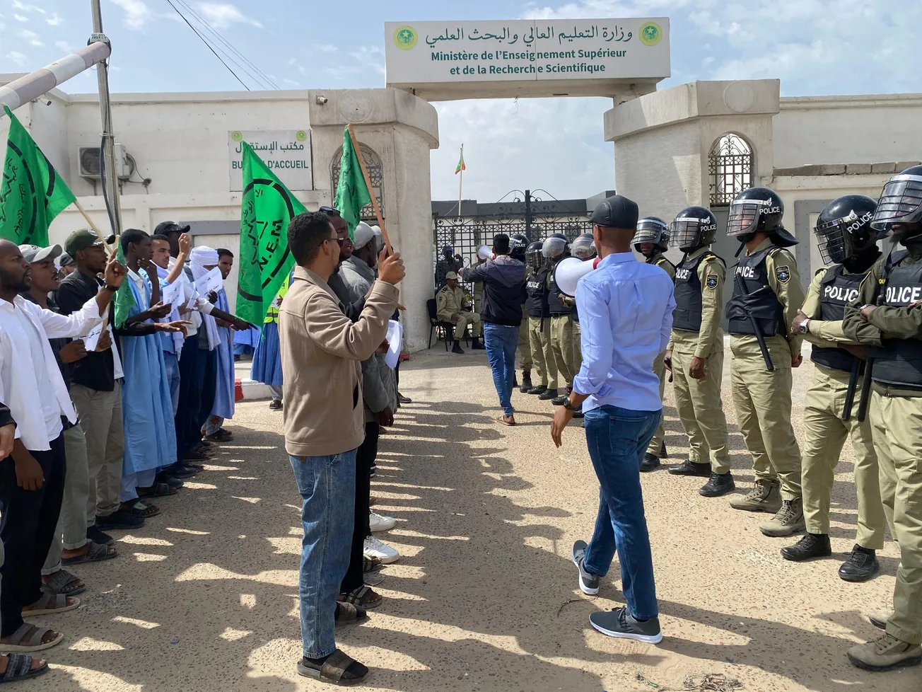 احتجاجات أمام وزارة التعليم العالي رفضا "لقطع" مئات المنح