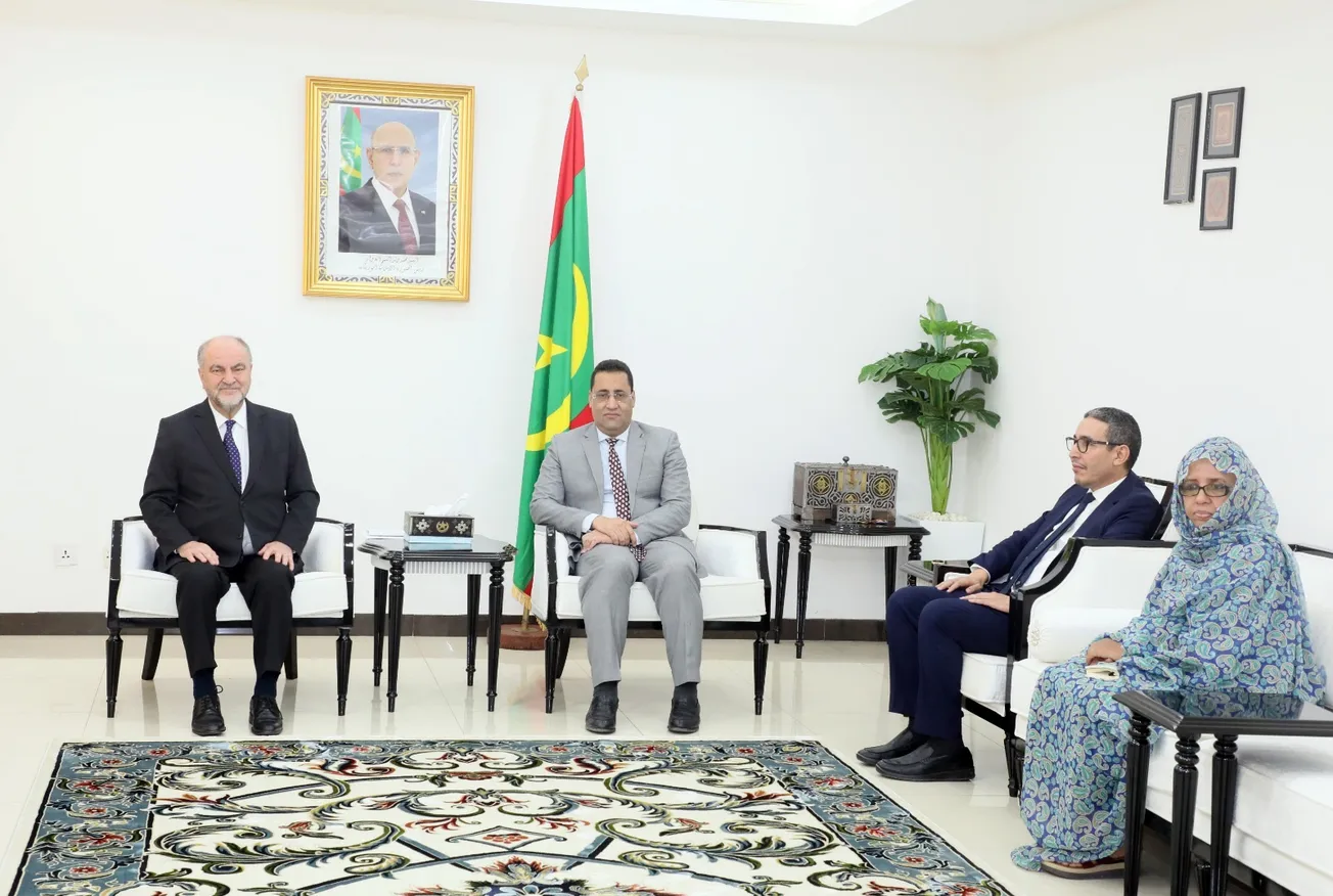 الوزير الأول يتباحث مع سفير تركيا حول أوجه تعاون البلدين