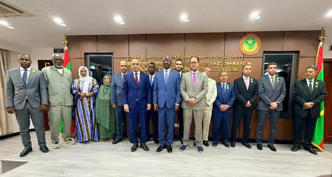 توشيح مسؤولين وعمالا في وزارة الخارجية