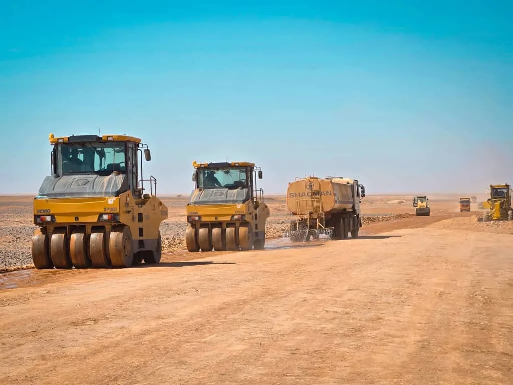 وفد حكومي جزائري يتفقد أشغال طريق تندوف الزويرات (صور)