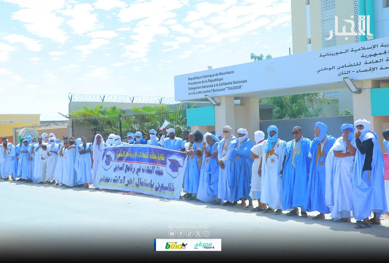 عمال برنامج التموين يحتجون أمام تآزر للمطالبة بدمجهم ويتهمونها بالتلاعب