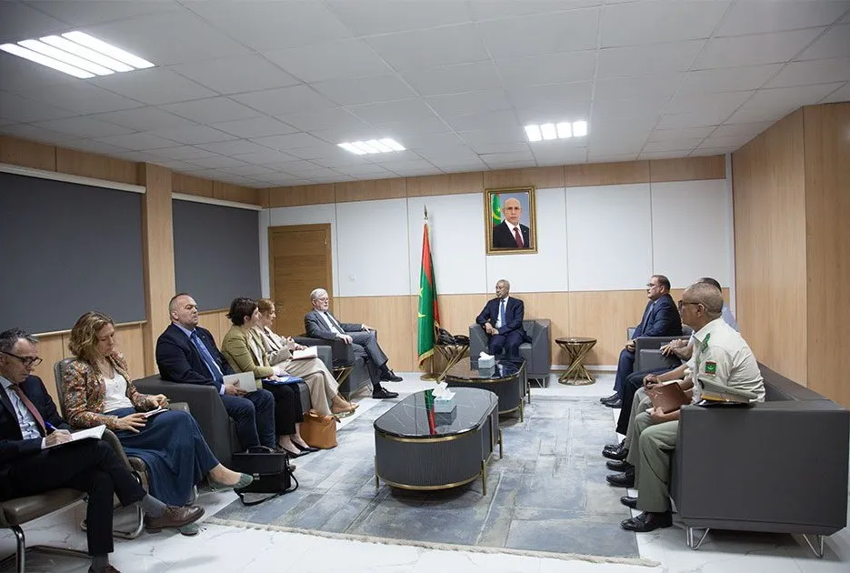 بعثة أوروبية تلتقي وزير الدفاع لبحث ملفات التعاون والشراكة