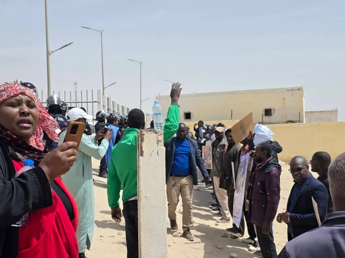 الشرطة بنواذيبو تفرق احتجاجات "إيرا" بالقوة وتعتدي على إعلامي