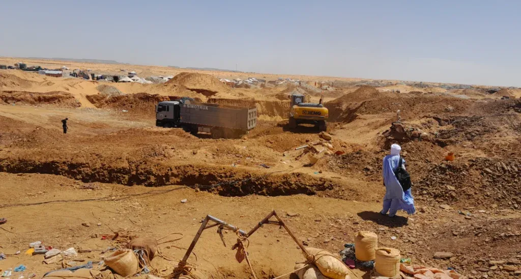 في ظل إضراب الناقلين بالزويرات.. السماح للشاحنات بنقل المنقبين