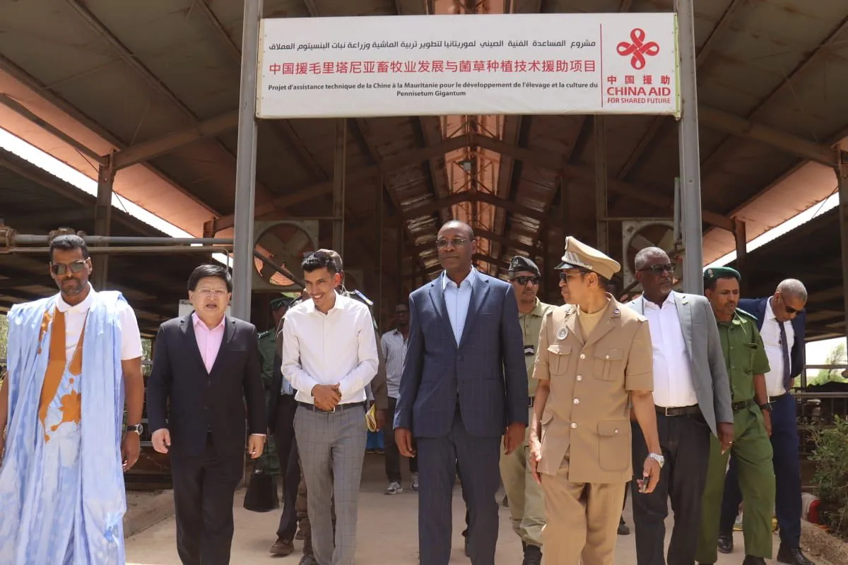 وزير التنمية الحيوانية وسفير الصين يزوران مركز تقنيات الإنتاج الحيواني