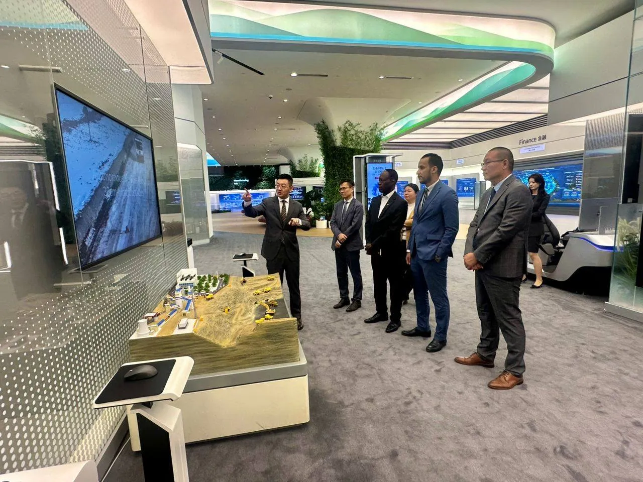 وفد حكومي موريتاني يزور منشآت صناعية في الصين