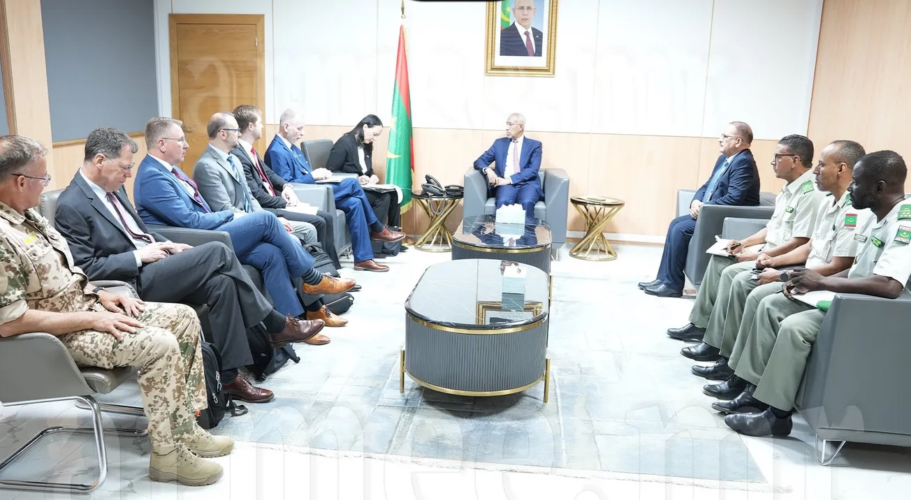 وفد ألماني يجري مباحثات مع وزير الدفاع