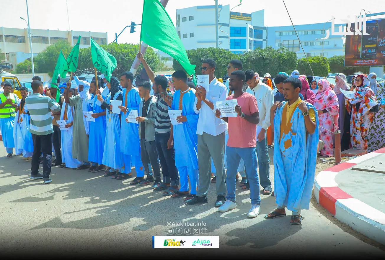اتحاد طلابي يحتج على إقصاء الطلاب ويعتصم أمام الوزارة