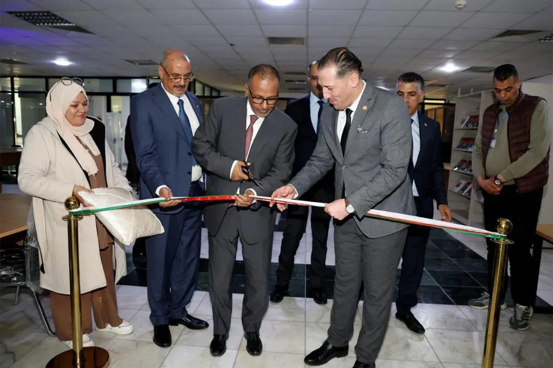 ولد الشيخ أحمد يتبرع بقاعة معلوماتية للمدرسة العليا للتجارة بالجزائر