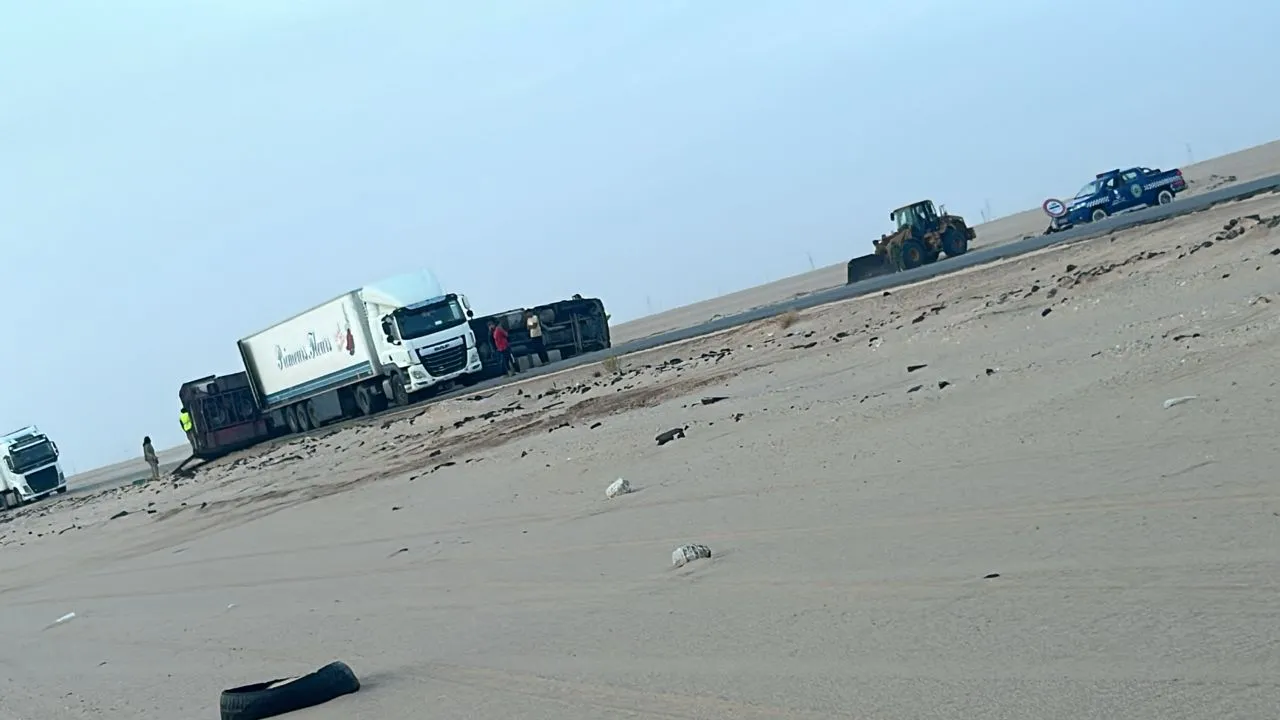 سقوط شاحنة قرب الشامي يغلق طريق نواكشوط - نواذيبو جزئيا