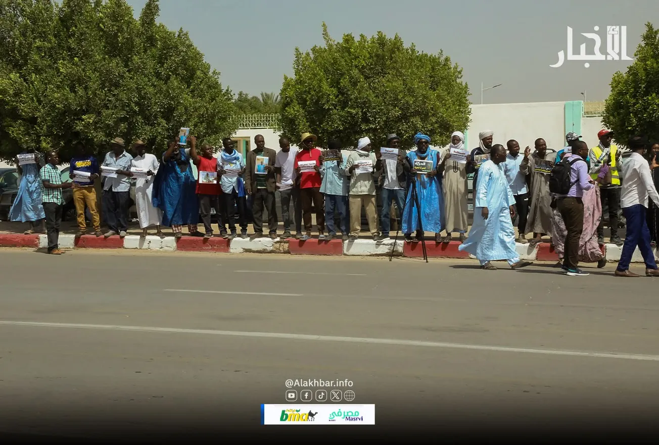 "إيرا" تحتج أمام السجن المدني للمطابة بالافراج عن نشطاء