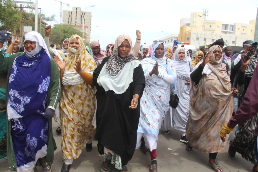 اعتقال مشاركات بمسيرة "إيرا" وسط تطويق أمني لسوق العاصمة