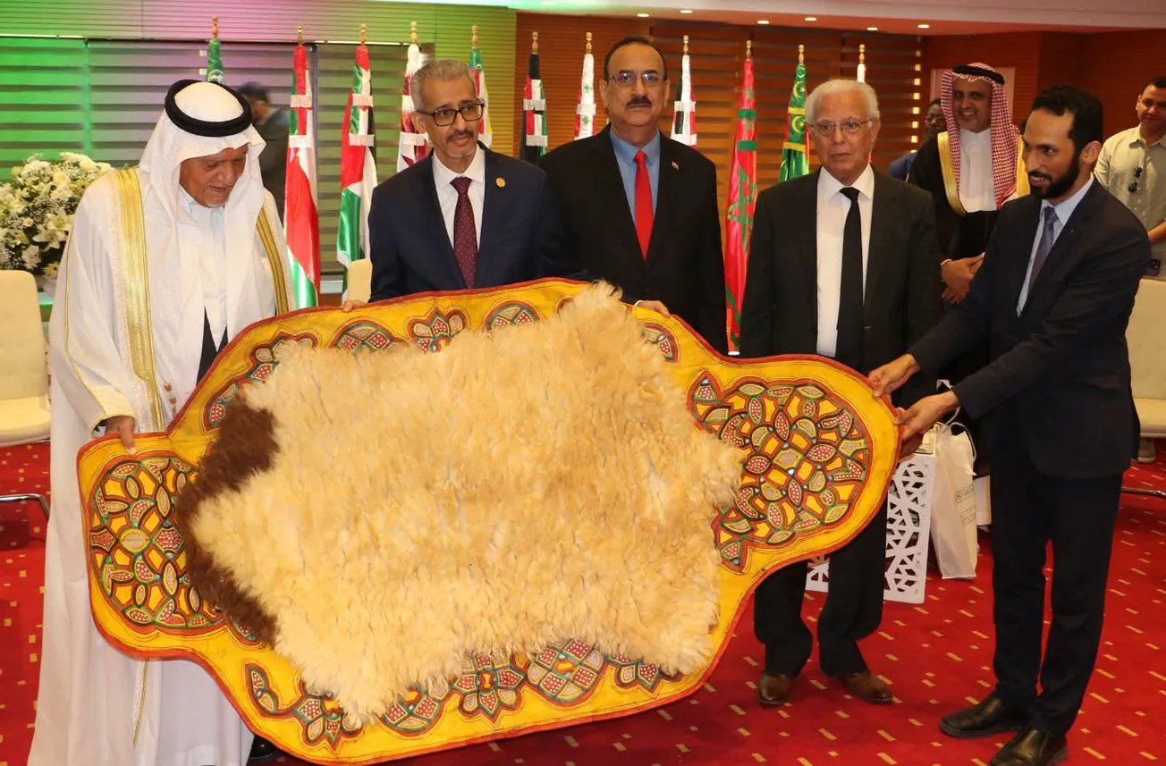 "الألكسو" تمنح درعا تقليديا لرئيس مجلس إدارة مركز فيصل للدراسات