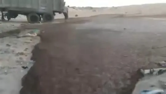 نشطاء يوثقون رمي كميات كبيرة من صغار الأسماك في مكب بنواذيبو