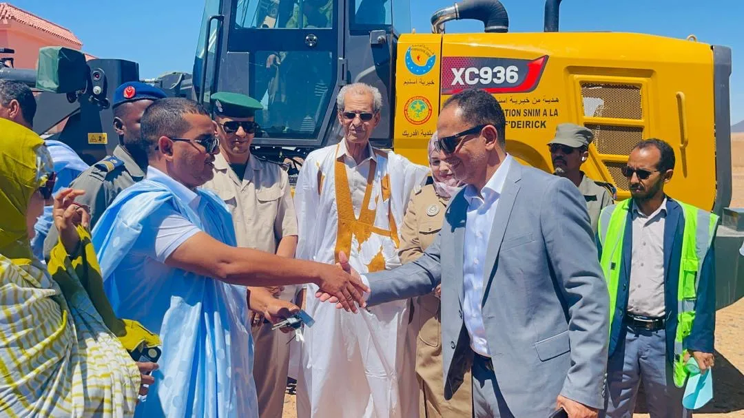 خيرية "سنيم" تمنح بلدية افديرك جرافة وشاحنة قلابة
