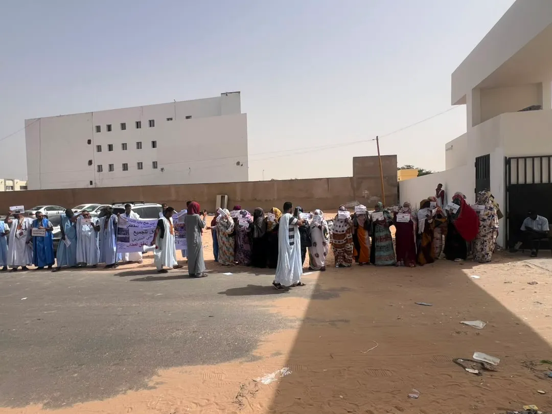 مدرسون يحتجون أمام وزارة التربية للمطالبة بفتح التبادل والتحويل