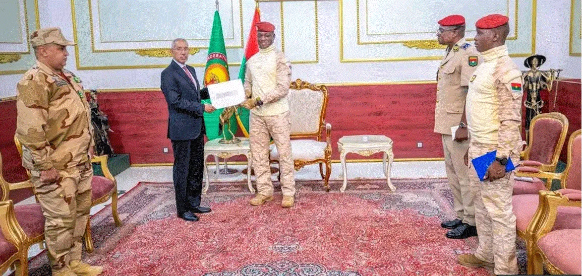 وزير الدفاع يسلم رسالة خطية من ولد الغزواني لرئيس بوركينا فاسو