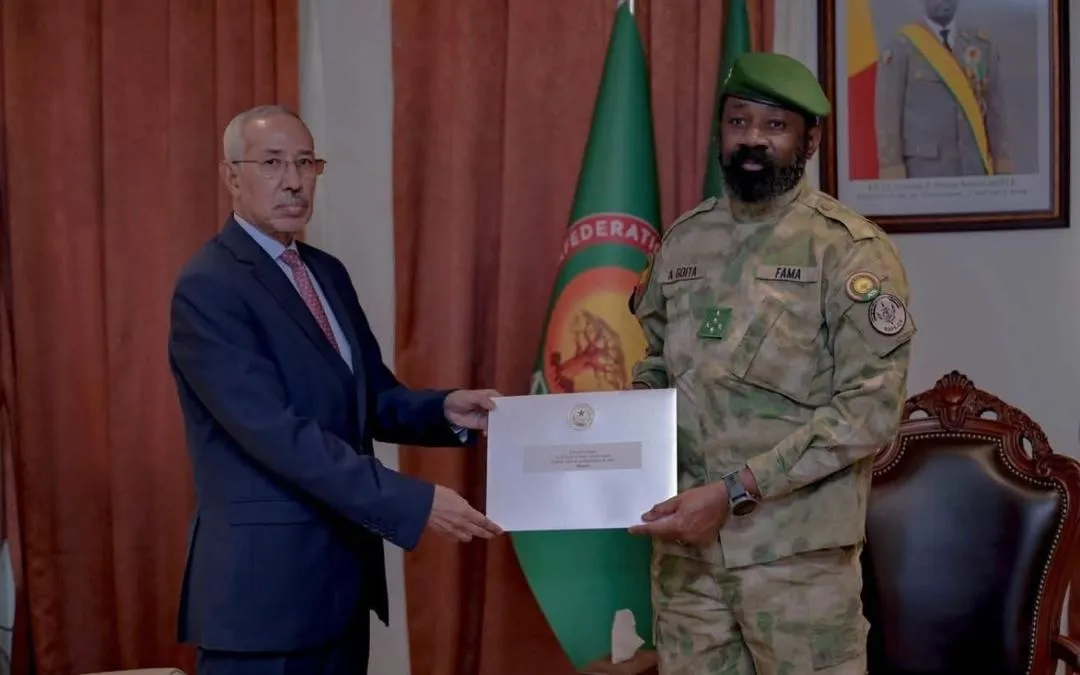 وزير الدفاع يسلم رسالة من غزواني للرئيس المالي غويتا