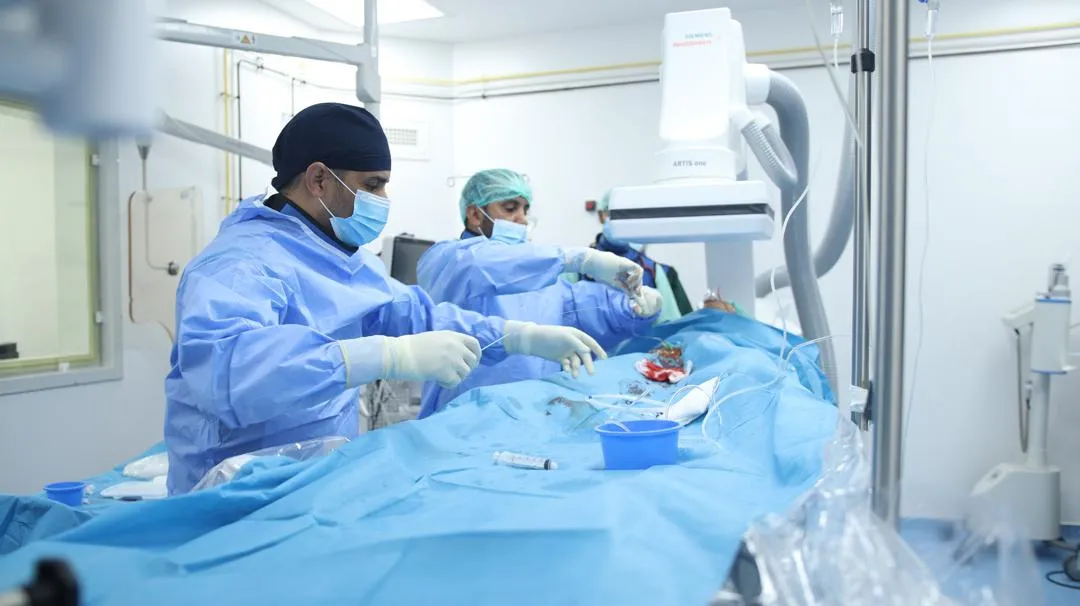 لأول مرة بموريتانيا.. فريق طبي ينجح في إجراء عملية قلب تداخلية لطفل
