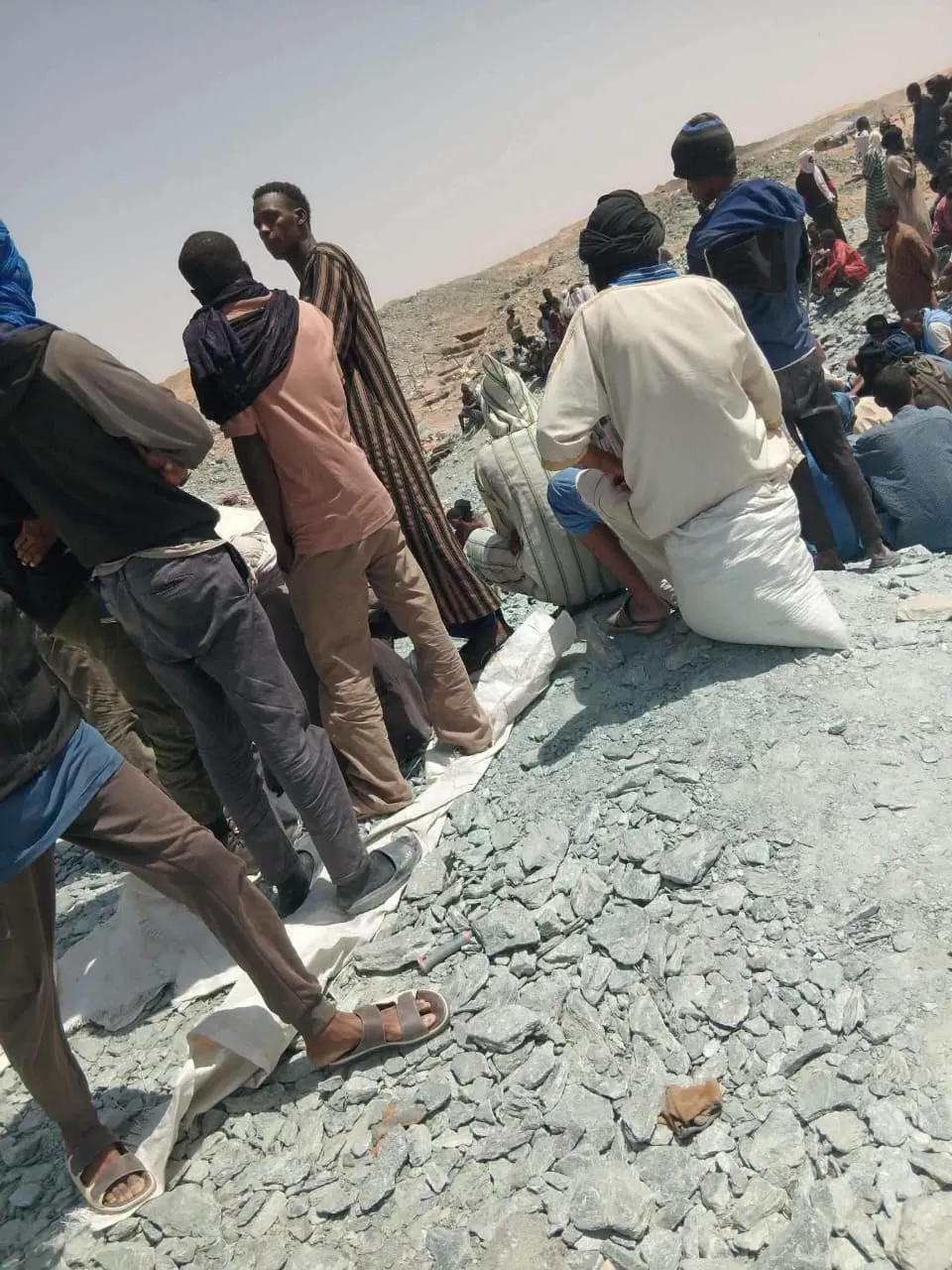 وفاة منقب وإصابة ثلاثة آخرين بعد اختناقهم داخل بئر تنقيب