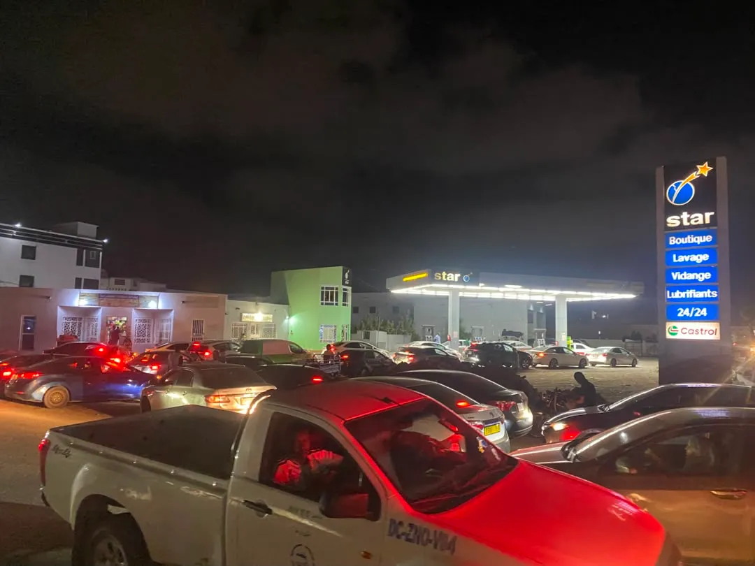 طوابير طويلة بحثا عن البنزين.. والوزارة تؤكد أن الوضعية في طور الحل