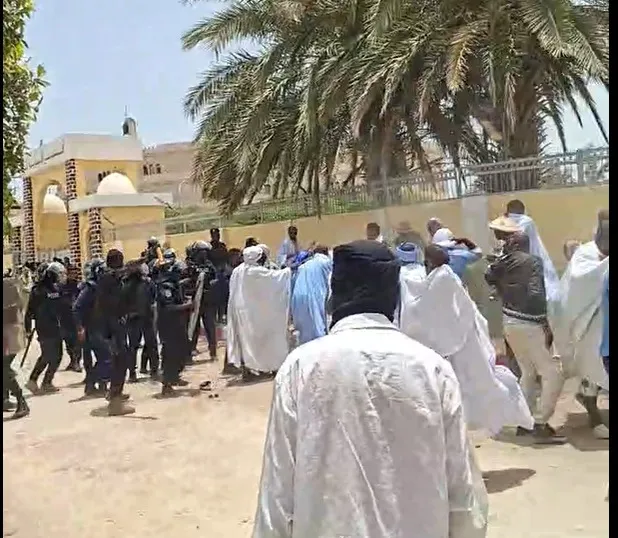 الشرطة تفرق بالقوة وقفة لمنظمة "إيرا" وإصابة رئيسها