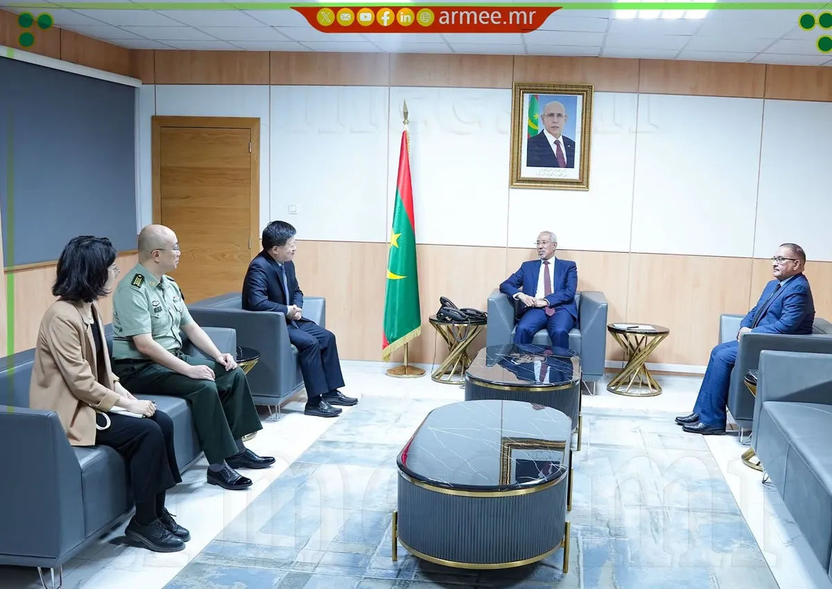 وزير الدفاع يجري مباحثات مع وفد صيني