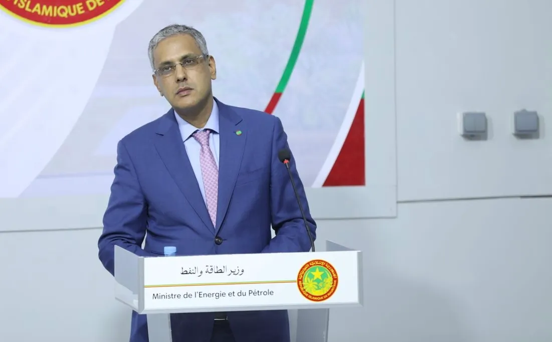 وزير الطاقة: قارب محمل بالبنزين سيصل نواكشوط صباح غد